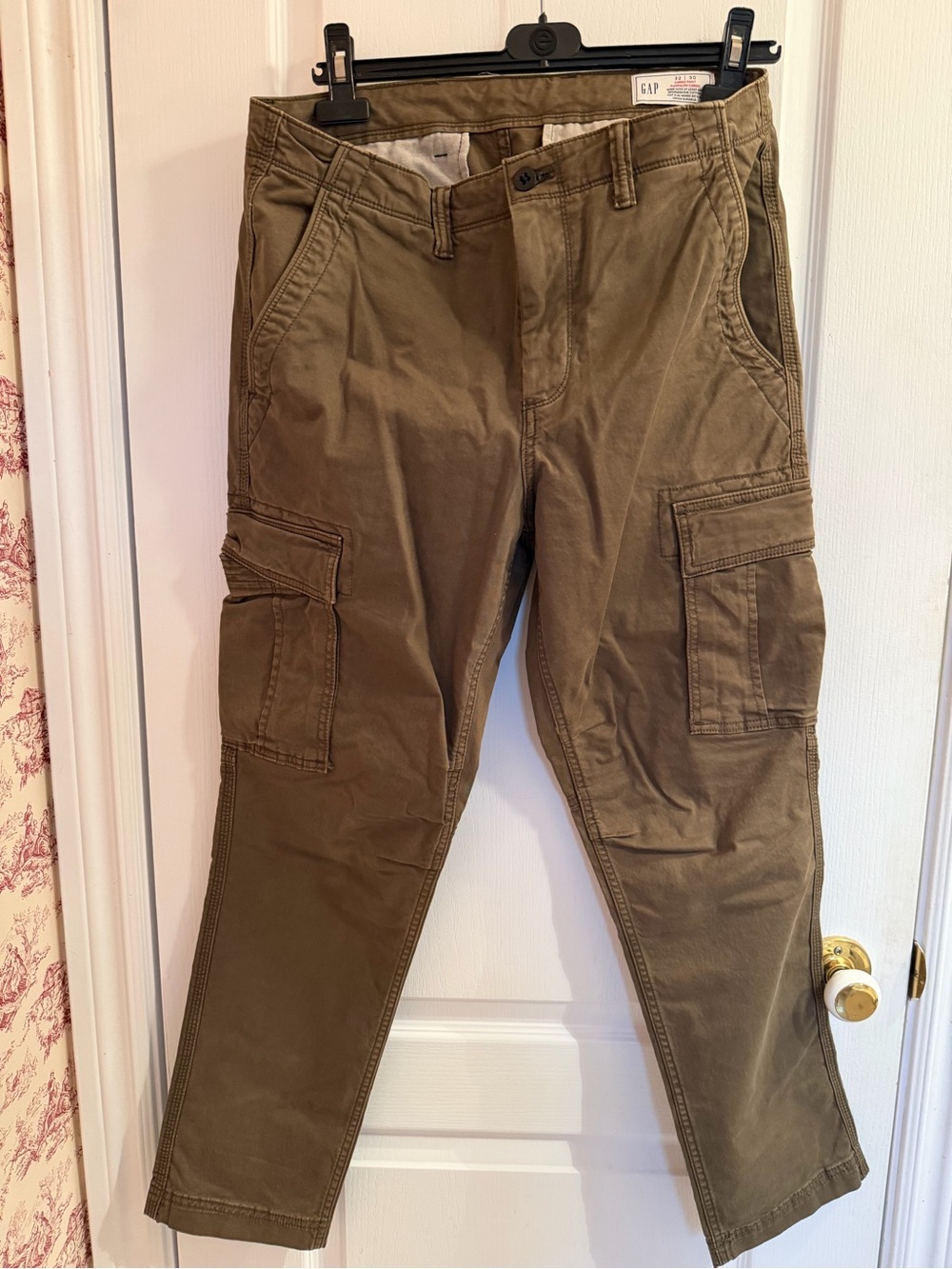 GAP Men's Cargo Pants in Military Green